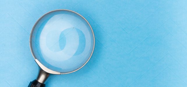 Famille d’accueil magnifying glass on white table